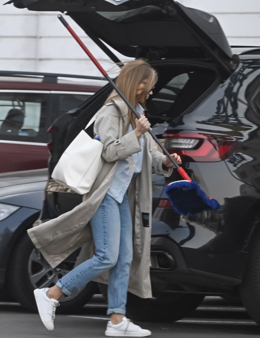 Agnieszka Kaczorowska pędzi z mopem na trening do "TzG"