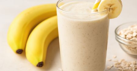 Biorę banana i blenduję z 3 składnikami. Po chwili mam koktajl, który dodaje kopa