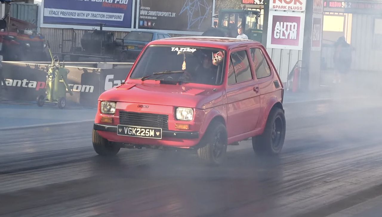 Fiat 126p zatopiony w Wiśle w Bydgoszczy znów widoczny