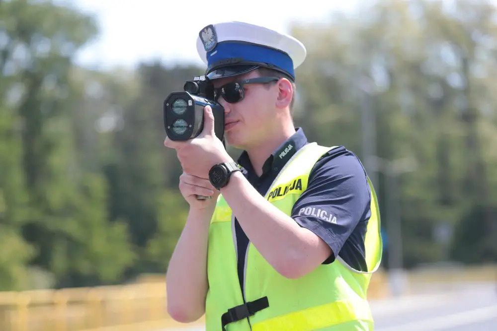 Ostrzegał przed kontrolą prędkości. Zamigał światłami policji