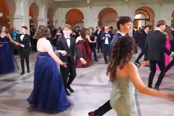 Zatańczyli walca. Wideo jest już wiralem. "Aż ciarki przechodzą"