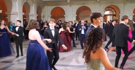 Zatańczyli walca. Wideo jest już wiralem. "Aż ciarki przechodzą"