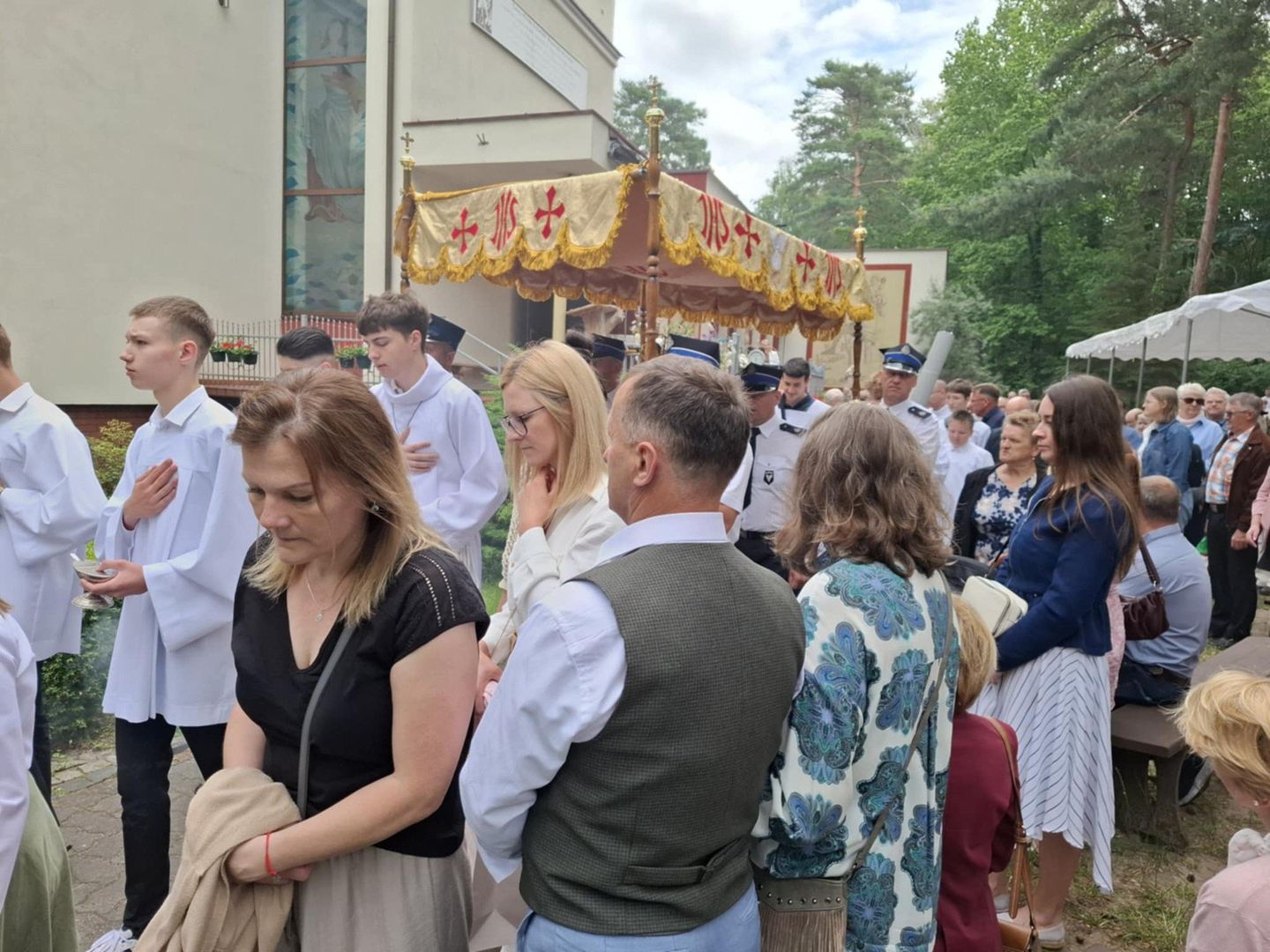 Tłumy wiernych na procesji Bożego Ciała w parafii w Sokolnikach-Lesie pod Zgierzem