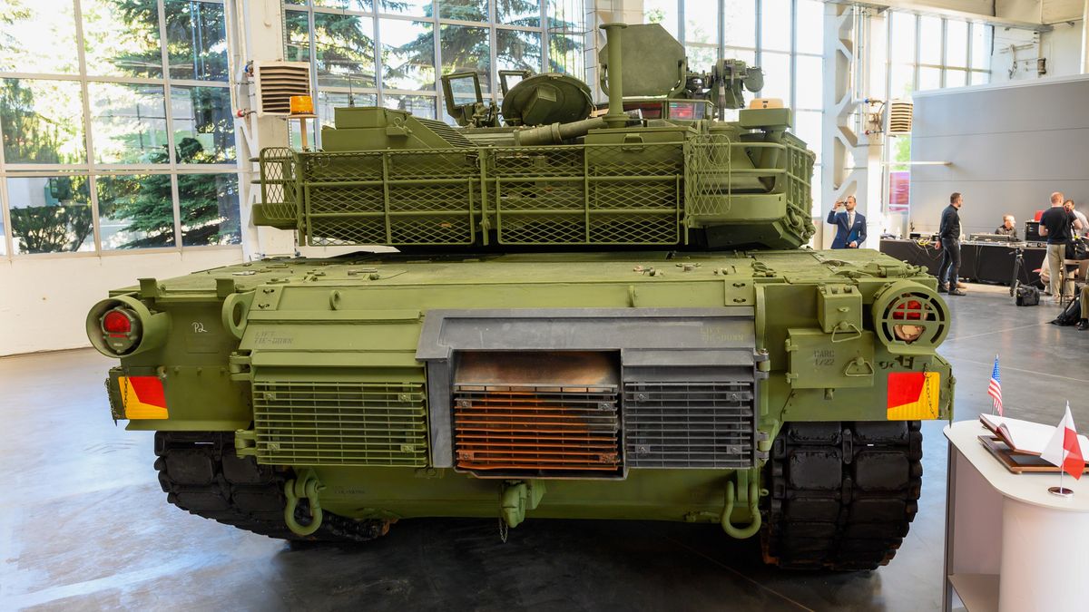 Poznań, 26.06.2023. Amerykański czołg M1-A2SEPv2 zaprezentowany podczas uroczystości zawarcia umowy pomiędzy Polską Grupą Zbrojeniową S.A. a producentem czołgów Abrams - firmą General Dynamics Land Systems, której celem jest utworzenie Regionalnego Centrum Kompetencyjnego do logistycznego zabezpieczenia sprzętu amerykańskiego użytkowanego w Polsce i w krajach europejskich, 26 bm. w Wojskowych Zakładach Motoryzacyjnych S.A. w Poznaniu. (mr) PAP/Jakub Kaczmarczyk