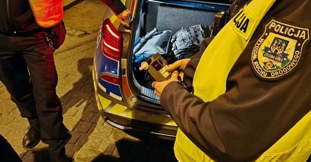 Pijany 17-latek szalał na hulajnodze. Omal nie potrącił policjantów