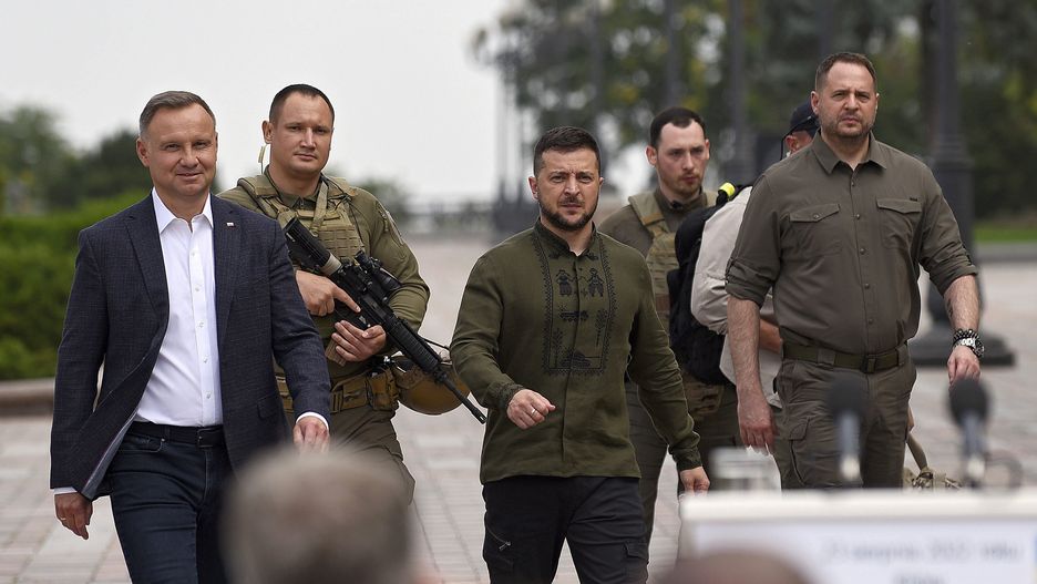 Meeting of Ukrainian and Polish President in Kyiv
KYIV, UKRAINE - AUGUST 23, 2022 - President of the Republic of Poland Andrzej Duda and President of Ukraine Volodymyr Zelenskyy (L to R, front) head for a meeting with the press in Konstytutsii (Constitution) Square outside the Verkhovna Rada building on National Flag Day, Kyiv, capital of Ukraine.  
Dostawca: PAP/UKRINFORM
Kaniuka Ruslan
atak Rosji na Ukrain�, inwazja rosyjska, Wojna na Ukrainie, Wojna w Ukrainie, Volodymyr Zelensky, Wo�odymyr Ze�enski