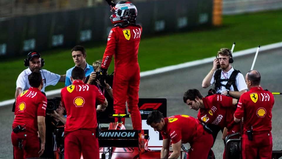 Charles Leclerc podczas świętowania zdobycia pole position przed GP Bahrajnu
