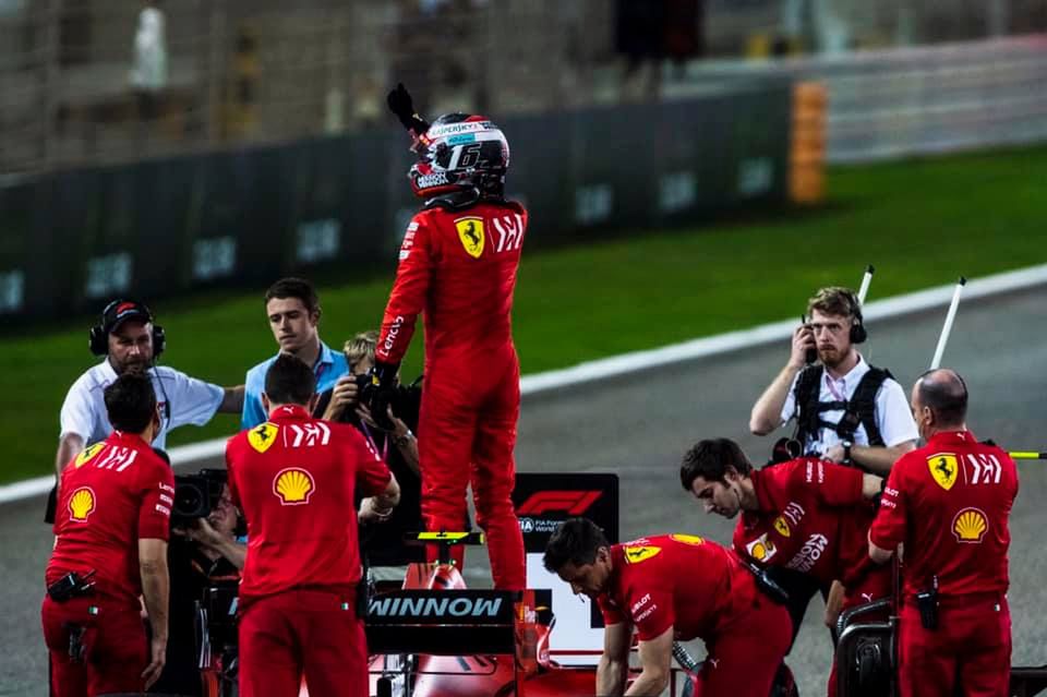 Charles Leclerc podczas świętowania zdobycia pole position przed GP Bahrajnu