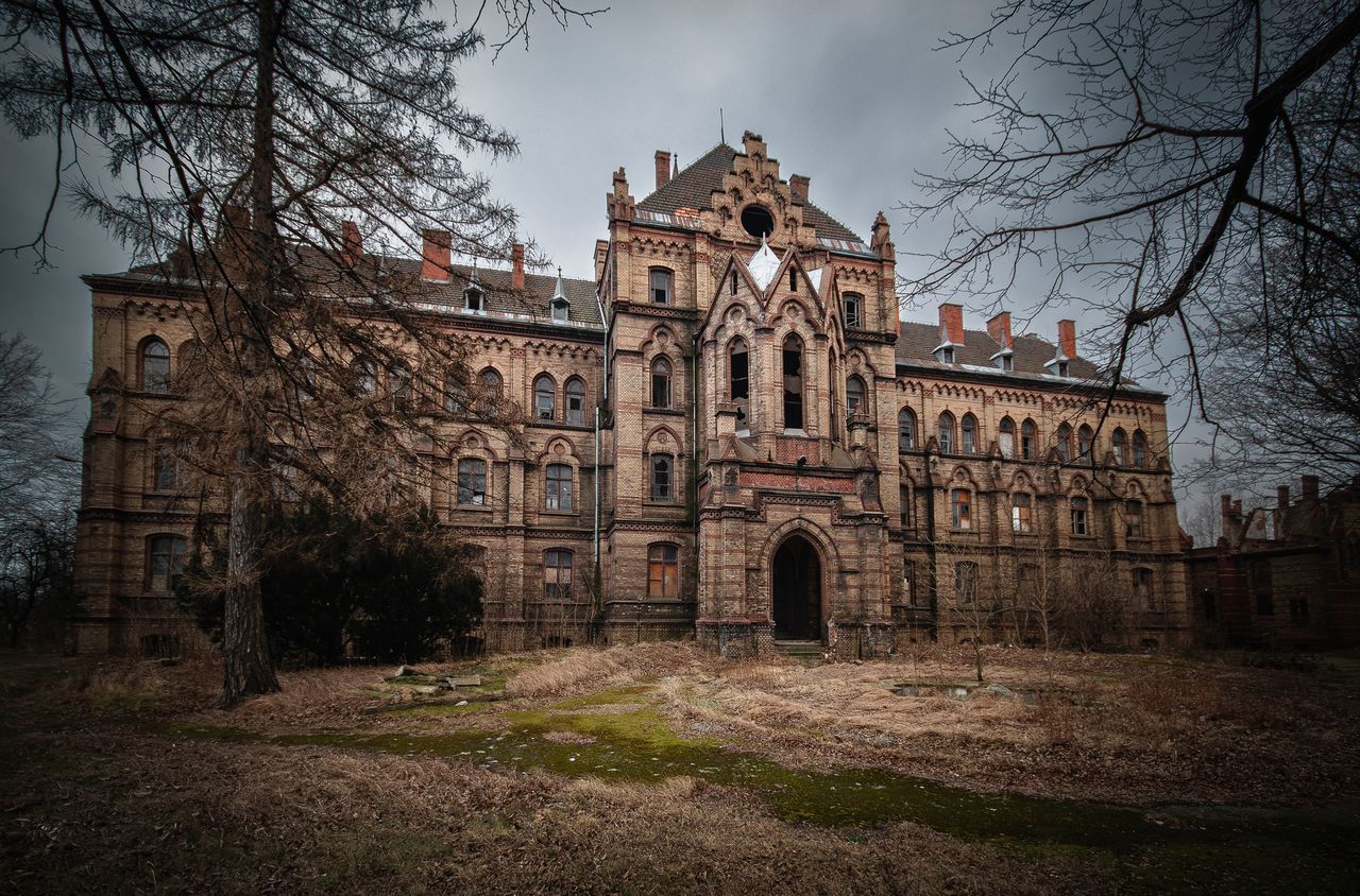 Ten przepiękny pałac skrywał mroczną tajemnicę. "Fabryka aryjskich dzieci" jest na sprzedaż