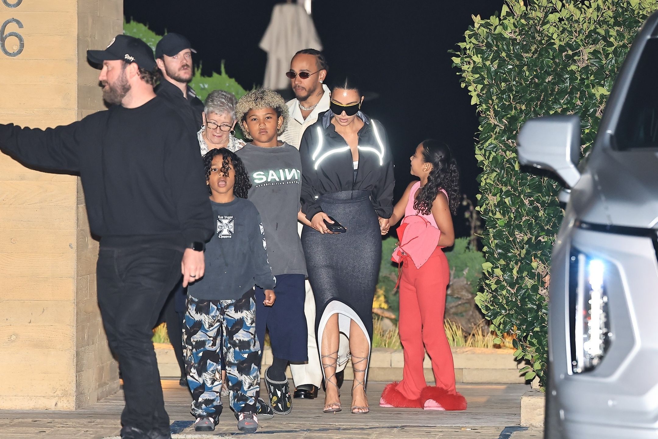 Kim Kardashian i Lewis Hamilton z najbliższymi