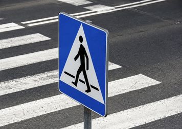 Ryzykowny manewr na DK50. Wyprzedził policjantów na przejściu dla pieszych