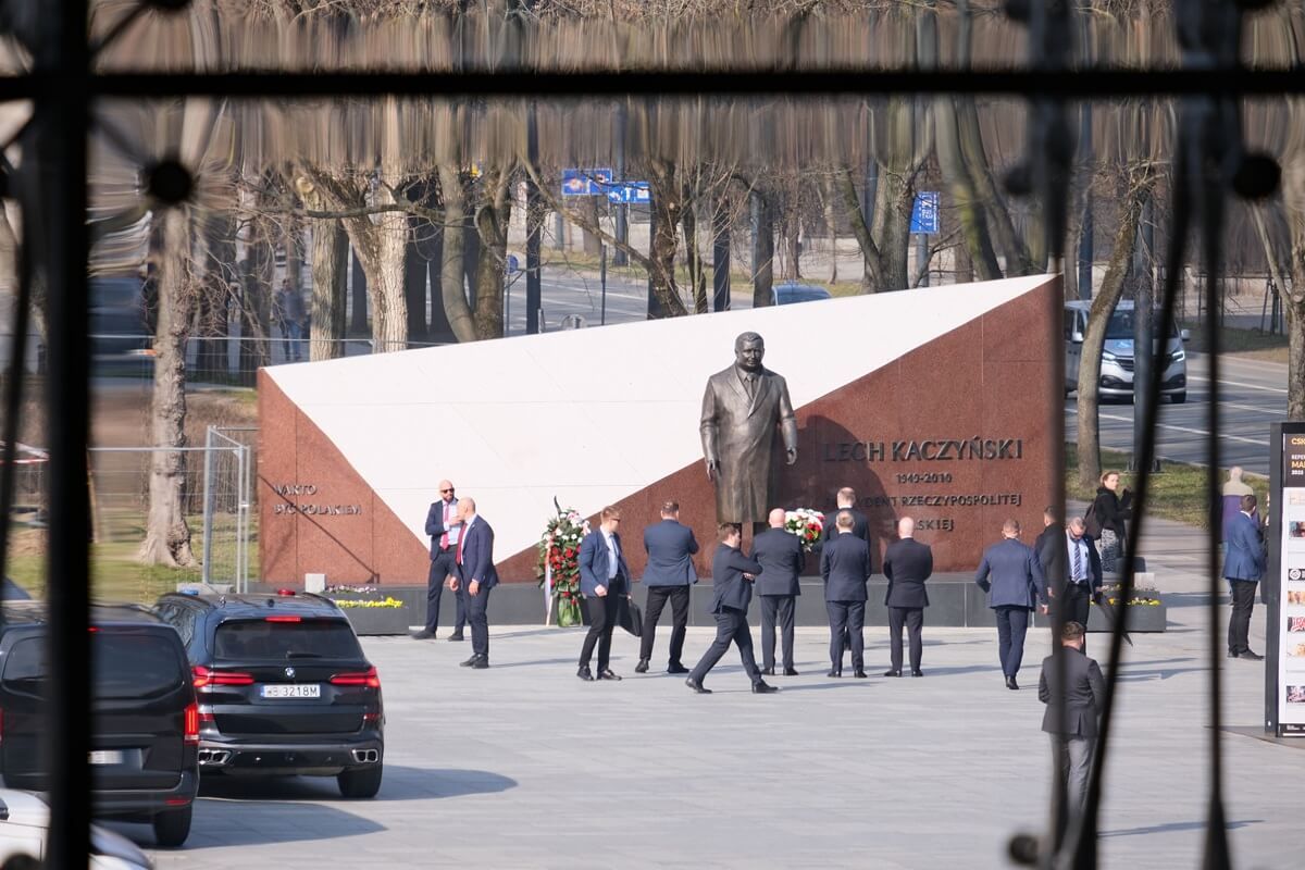 Prezydent Andrzej Duda złożył kwiaty pod pomnikiem prezydenta Lecha Kaczyńskiego w Lublinie