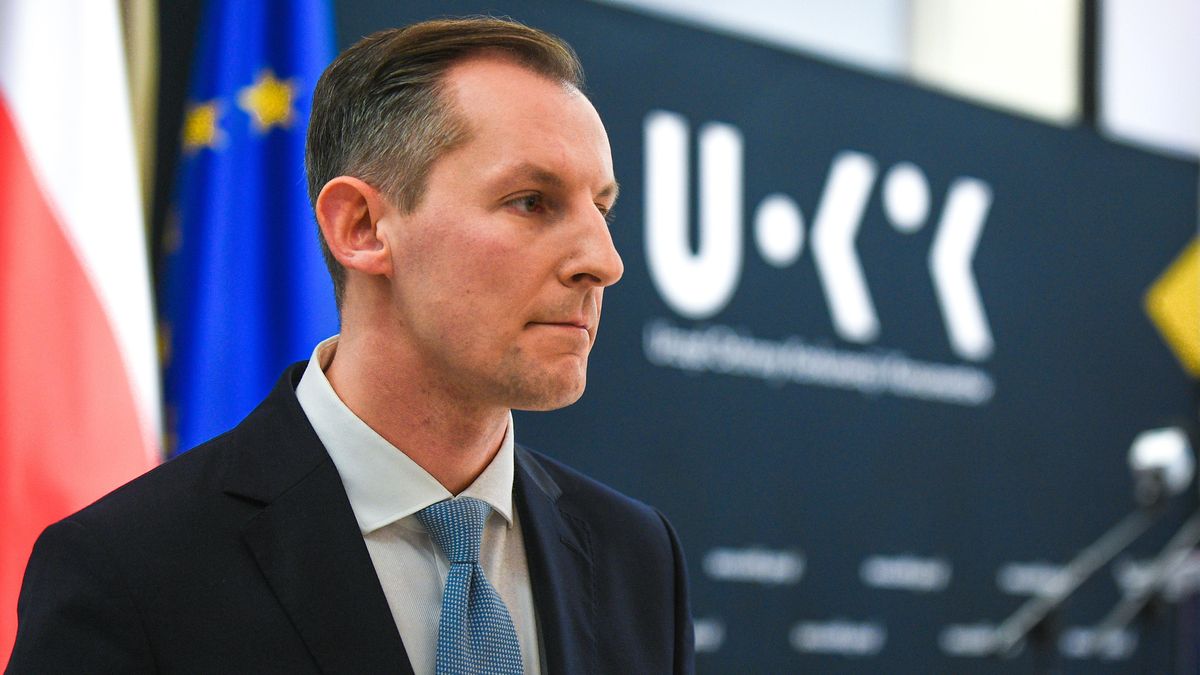 Tomasz Chróstny
Warszawa, 05.01.2023. Prezes Urzędu Ochrony Konkurencji i Konsumentów Tomasz Chróstny podczas spotkania z mediami w Centrum Konferencyjnym UOKiK w Warszawie, 5 bm. Spotkanie dot. m.in. podsumowania 2022 roku, nowych przepisów chroniących konsumentów, działań na rynku paliw oraz roli UOKiK w fuzji Lotos-Orlen. (mo/doro) PAP/Marcin Obara
Marcin Obara
briefing prasowy, konferencja prasowa, konsumenci, konsumenckie, ochrona, podsumowanie, portret, przepisy, UOKIK, urząd