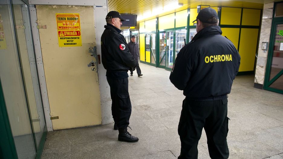 "Zagipsowany" pawilon na dworcu centralnym
PHOTO: BARTOSZ KRUPA/EAST NEWS  WARSZAWA 09/01/2013  PAWILON HANDLOWY W PRZEJSCIU PODZIEMNYM DWORCA CENTRALNEGO ZABUDOWANY PLYTAMI GIPSOWYMI PRZEZ ADMINISTRATORA TERENU. W PAWILONIE MIMO BRAKU PRADU I WODY ZNAJDUJA SIE W DALSZYM CIAGU NAJEMCY, KTORZY NIE CHCA OPUSCIC LOKALU.
Bartosz Krupa