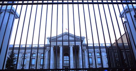 Warszawa. Rozlała substancję przed ambasadą Rosji. Wybuchł ogień
