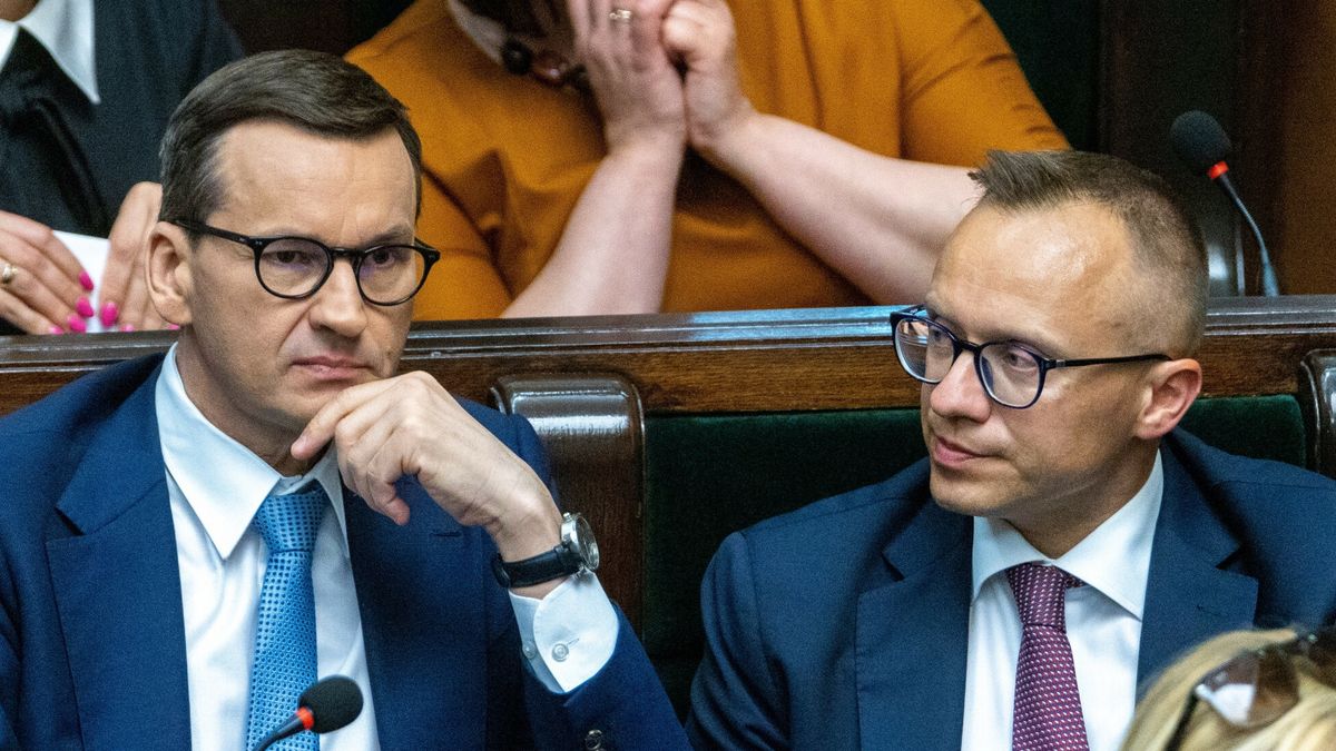 Premier Mateusz Morawiecki (z lewej) i wiceminister finansów Artur Soboń (z prawej)
