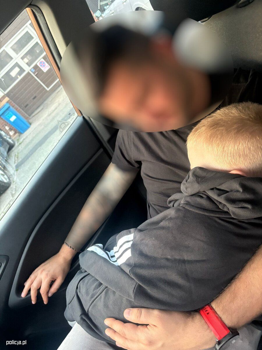 2-latek sam na ruchliwej ulicy we Wrocławiu. Dzięki czujnej kobiecie i policjantom uniknięto dramatu