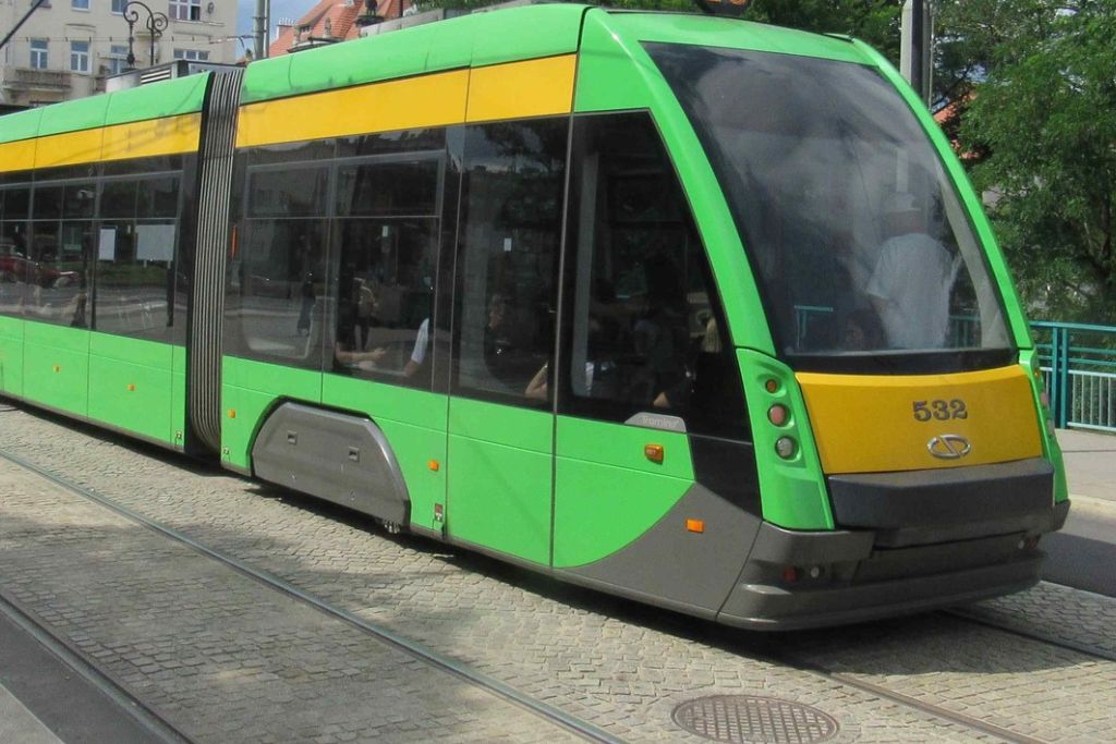Śmiertelny wypadek w Poznaniu. Senior zginął pod szynami tramwaju