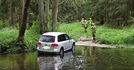 Zaparkował auto w rzece. Nie wiadomo, co stało się z właścicielem