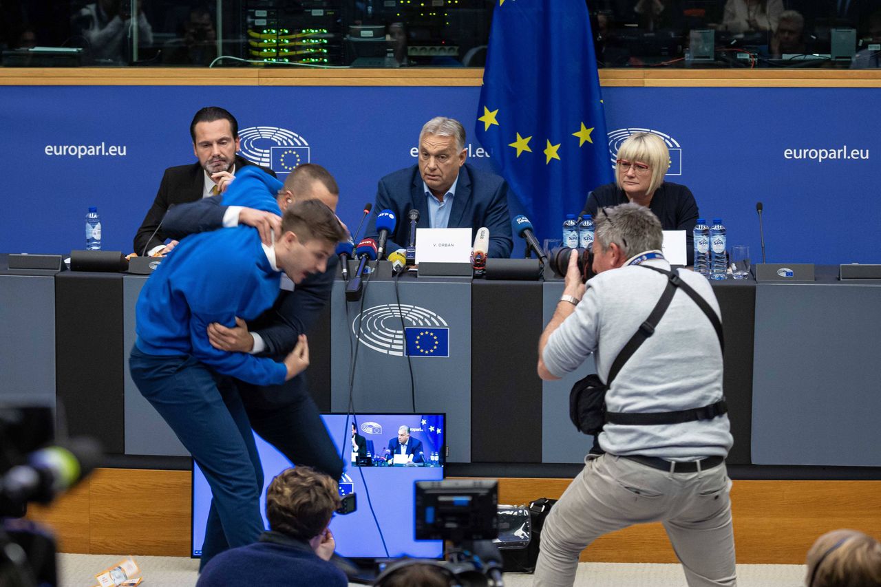 Incydent na konferencji Viktora Orbana. Napastnik zatrzymany przez ochronę