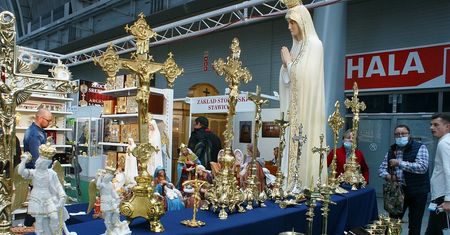 Datkomaty, bezdotykowe kropielnice i pomniki za dziesiątki tysięcy zł. Polski rynek dewocjonaliów jest potęgą