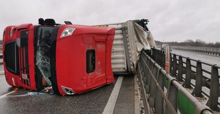 Burza śnieżna w Warszawie. Wiatr przewracał TIR-y