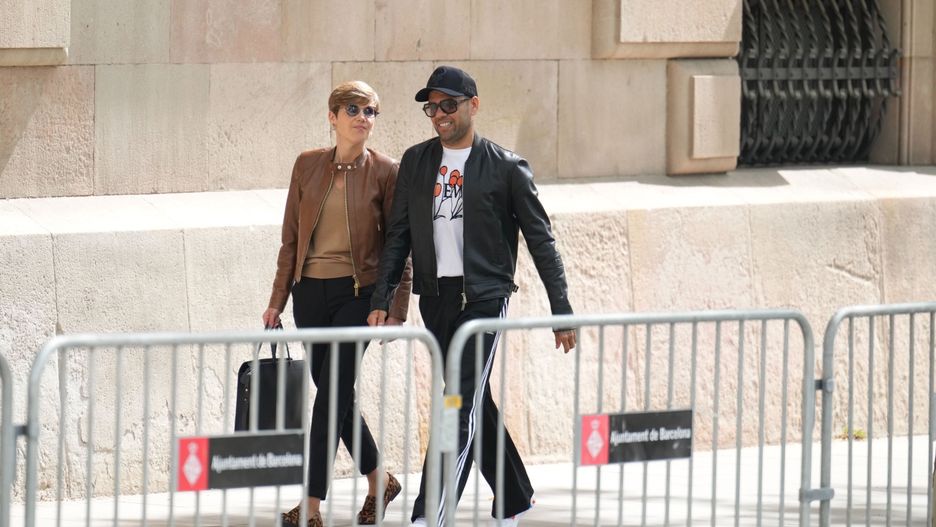 Na zdjęciu: Dani Alves wraz ze swoją prawniczką