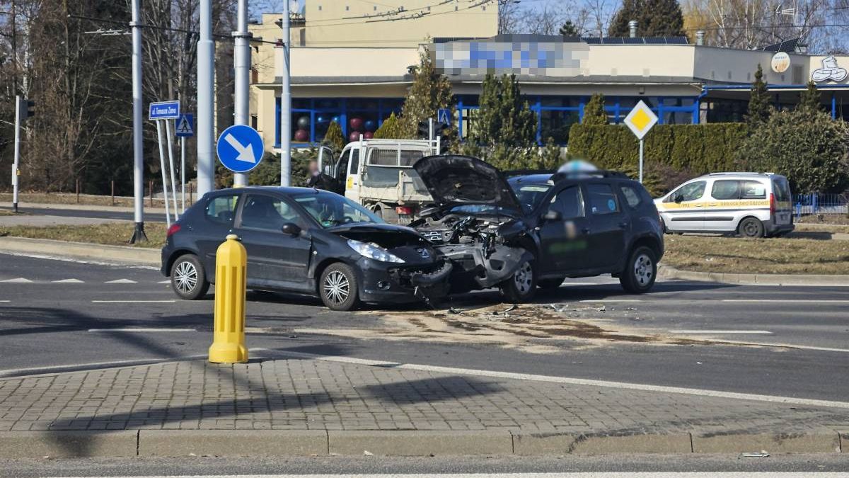Zderzenie peugeota z dacią na skrzyżowaniu ul. Nadbystrzyckiej z Zana w Lublinie