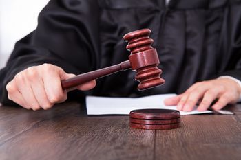 USA: Halucynacje AI w pismach procesowych. Ukarano czterech prawników