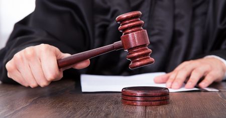 USA: Halucynacje AI w pismach procesowych. Ukarano czterech prawników