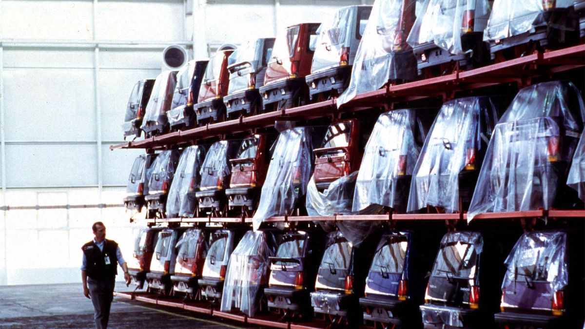 Pracownik bada transport Daewoo Tico wprost z Warszawy. W 1997 roku Polacy zarejestrują 480 tys. nowych aut, ale prawdziwy boom będzie miał miejsce 2 lata później.