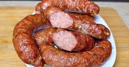 Domowa kiełbasa z piekarnika. Połącz 2 rodzaje mięs i aromatyczne przyprawy