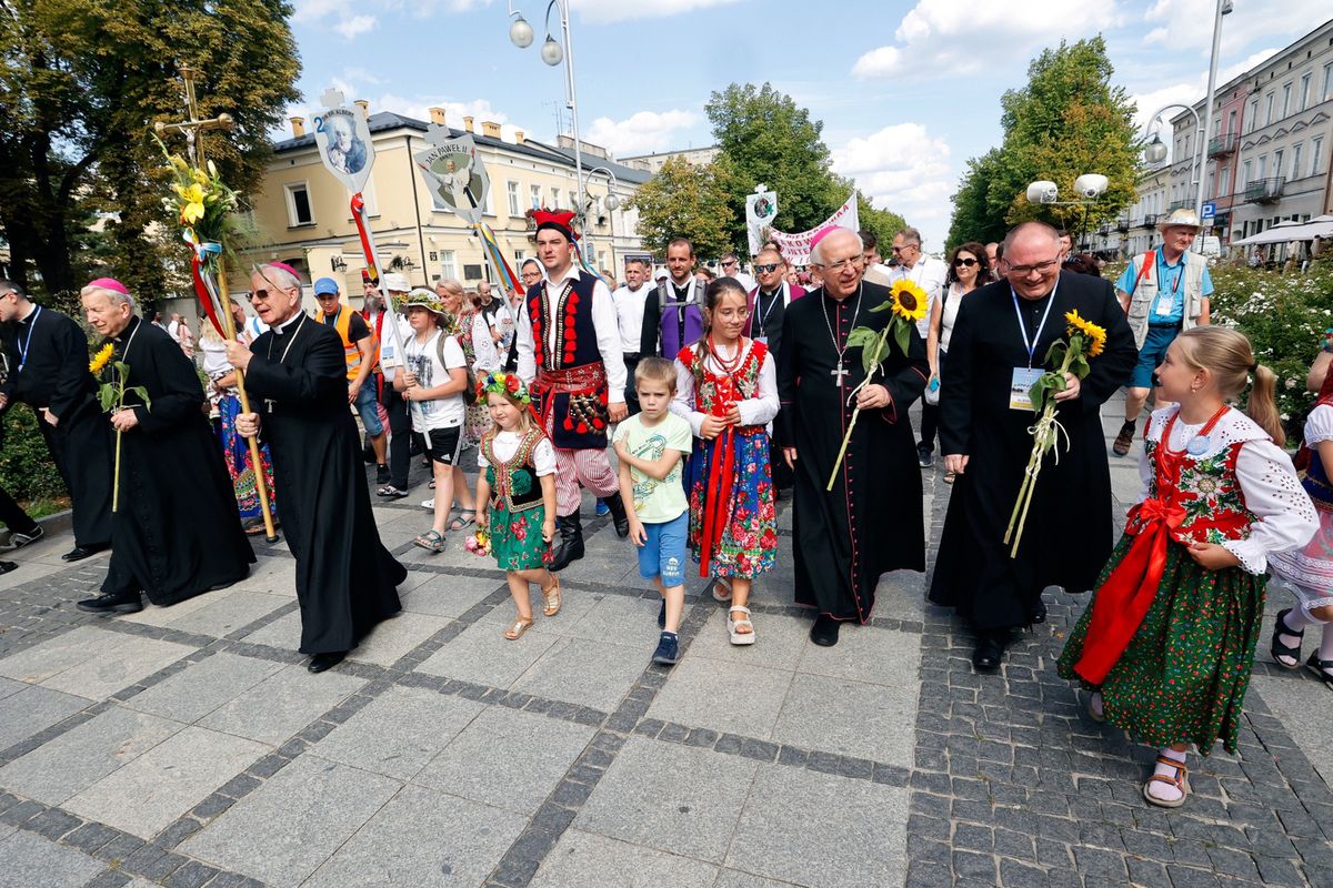 Kolejne grupy pielgrzymów docierają do Częstochowy