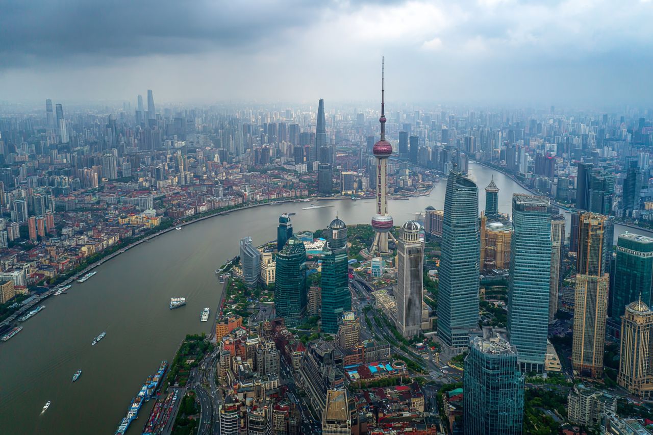 Chiny spełniają cel 5% wzrostu, ale kosztem rekordowego uzależnienia od eksportu. Demografia i nieruchomości wciąż ciągną w dół