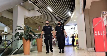 "Money. To się liczy". "Solidarność" chce otwarcia wszystkich sklepów
