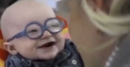 Tata płakał, gdy nagrywał. Reakcja chłopca to hit sieci