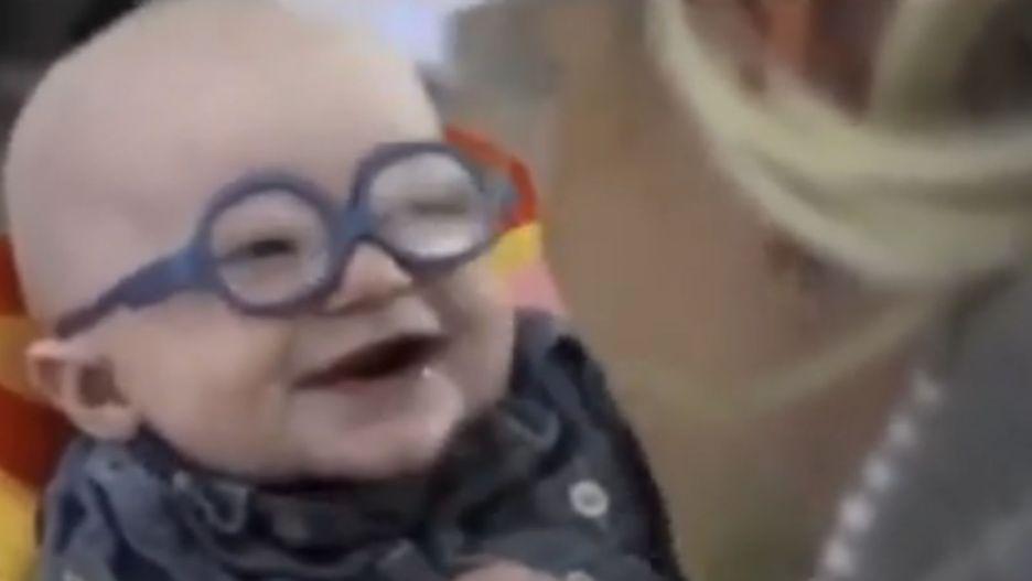 Tata płakał, gdy nagrywał. Reakcja chłopca to hit sieci