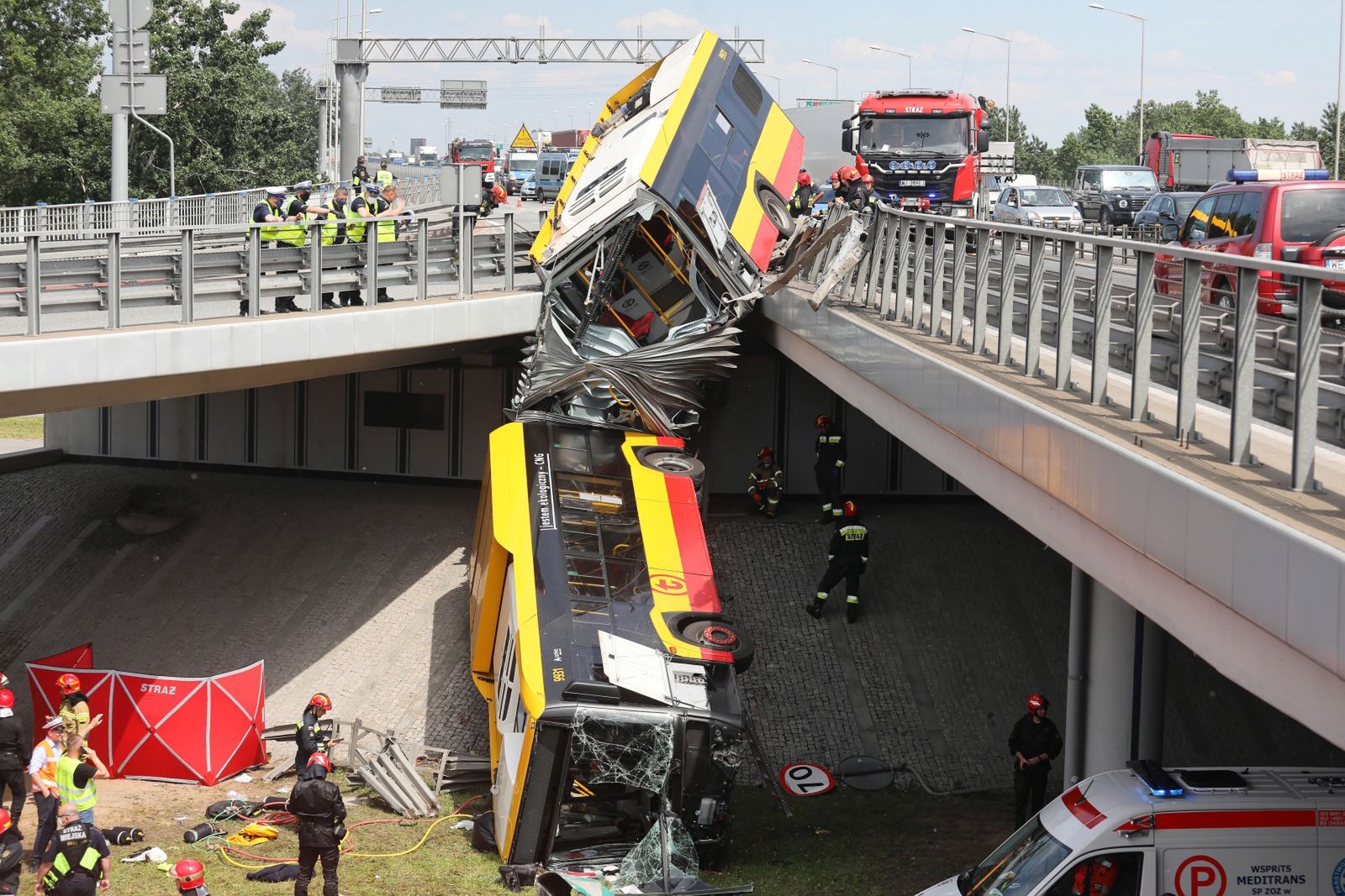 Warszawa. Wypadek autobusu. Nieoficjalnie: Kierowca miał wysoką gorączkę