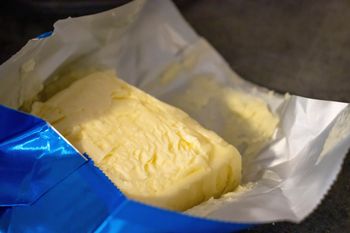 Gdzie wyrzucić papierek po maśle? Odruchowo trafia do złego kosza