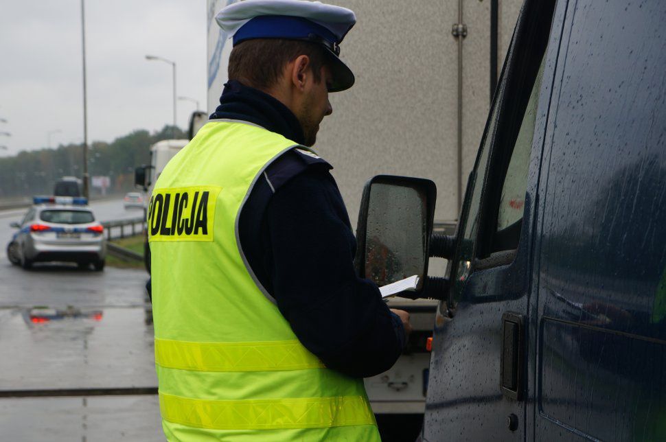 Był tak pijany, że zasnął za kierownicą na środku drogi.