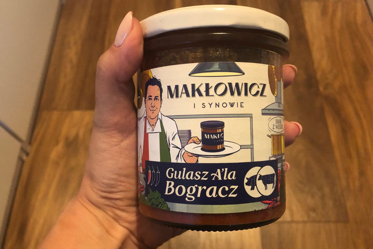 W słoiku znajduje się 330 g gulaszu
