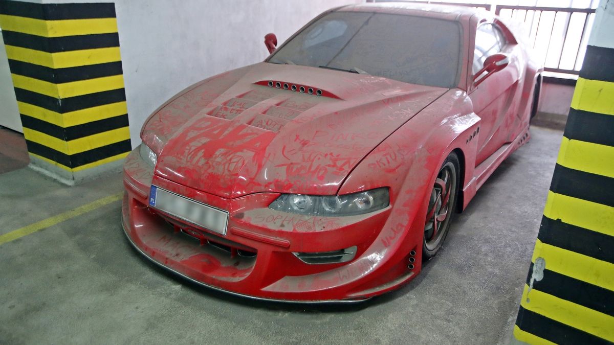 Czerwona honda stoi od lat na parkingu w Arkadach Wrocławskich