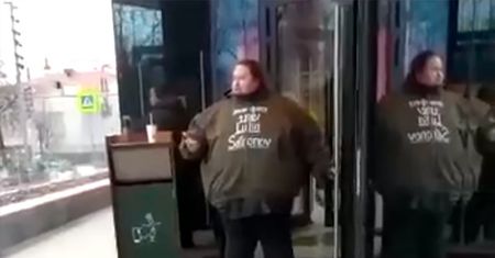 Pianista Luka Safronow przykuł się do drzwi McDonald'sa. Chce, by firma została w Rosji