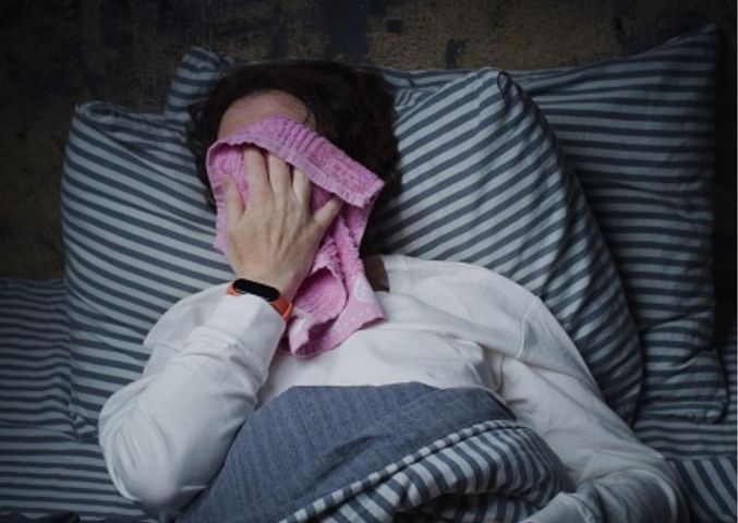 Nocna hiperhydroza to jedna z form nadmiernej potliwości, która może mieć różne przyczyny
