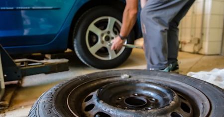 Zmieniał koło w samochodzie. Zginął zmiażdżony przez auto