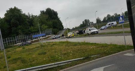 Groźny wypadek na rondzie 100-lecia KUL. Dacia wylądowała na dachu, jedna osoba w szpitalu