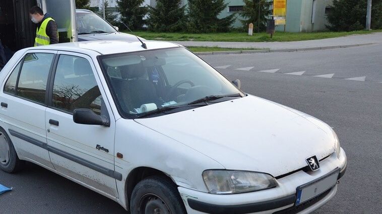 Kierowca peugeota ciągnął psa za samochodem ulicami Chełma