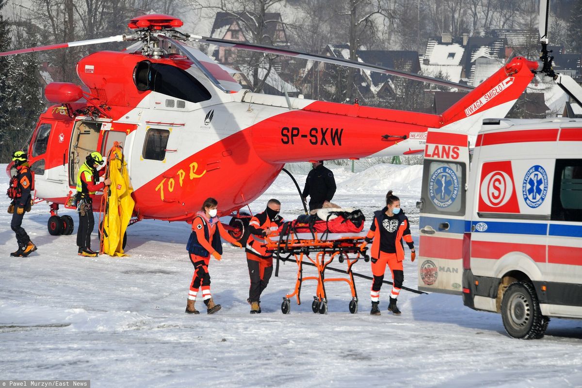 Turystka, która uległa wypadkowi pod Kasprowym Wierchem, transportowana ze śmigłowca TOPR do karetki 