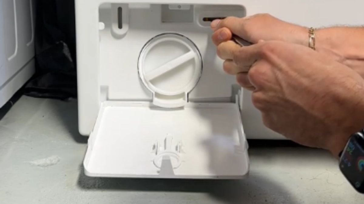 Jak otworzyć zablokowane drzwiczki pralki?