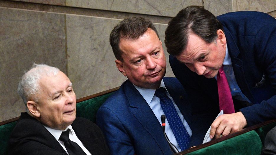 Warszawa, 28.07.2023. Wicepremier, prezes PiS Jarosław Kaczyński (L), minister obrony narodowej Mariusz Błaszczak (2P) oraz minister sprawiedliwości, prokurator generalny Zbigniew Ziobro (P) na sali obrad Sejmu w Warszawie, 28 bm. Sejm zajmie się m.in. projektem prezydenta o współpracy władz ws. przewodnictwa Polski w Radzie UE oraz sprzeciwem Senatu do prezydenckiej noweli ustawy o Państwowej Komisji ds. badania wpływów rosyjskich. (jm) PAP/Radek Pietruszka